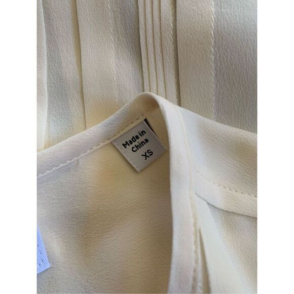 Equipment Silk Sleeveless Pleated Button Top Cream Size XS - Picture 8 of 12